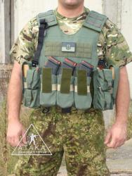 клапаны подсумков прячутся для быстрого извлечения магазинов